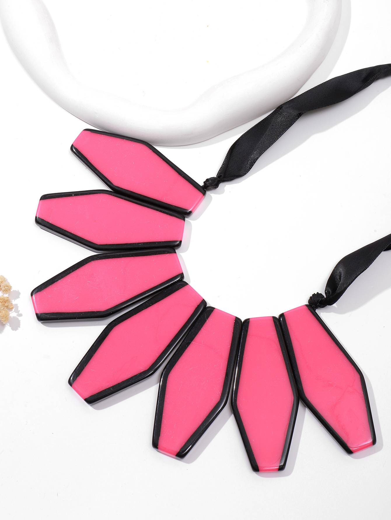 New fashionable geometric resin short pink necklace from Europe and America, retro exaggerated sweater chain, ladies' necklace Specification image