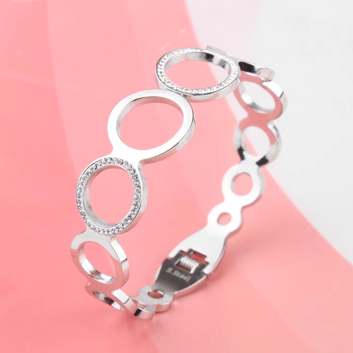 A new, elegant and classic stainless steel bracelet from Europe and America, featuring a minimalist and non-fading style Specification image