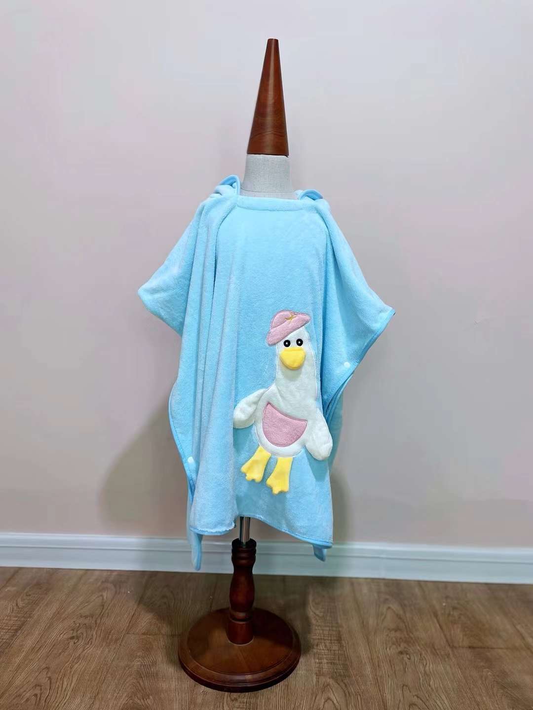 Children's cute duck bathrobes, bathrobes, capes, hooded bath towels, coral fleece absorbent bath towels, seaside swimming pool windproof detail image 5