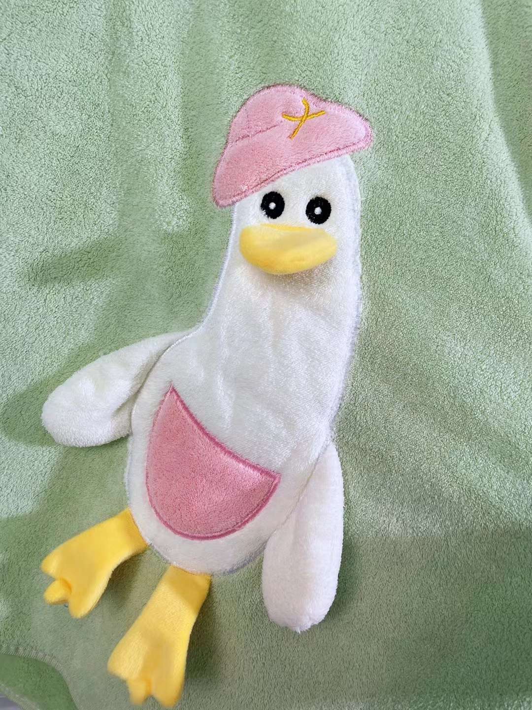 Children's cute duck bathrobes, bathrobes, capes, hooded bath towels, coral fleece absorbent bath towels, seaside swimming pool windproof Item Picture