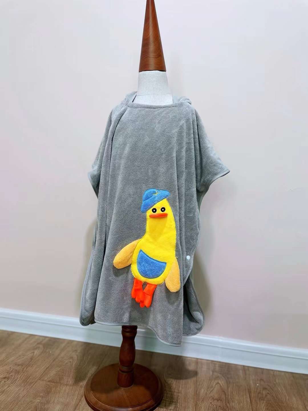 Children's cute duck bathrobes, bathrobes, capes, hooded bath towels, coral fleece absorbent bath towels, seaside swimming pool windproof detail image 6