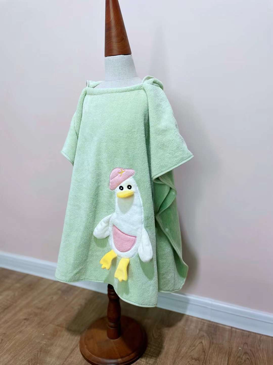 Children's cute duck bathrobes, bathrobes, capes, hooded bath towels, coral fleece absorbent bath towels, seaside swimming pool windproof detail image 4