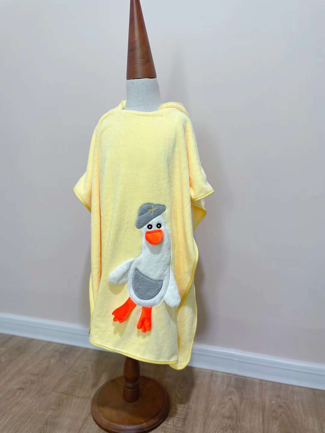 Children's cute duck bathrobes, bathrobes, capes, hooded bath towels, coral fleece absorbent bath towels, seaside swimming pool windproof detail image 3