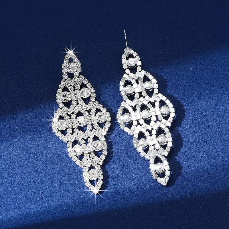 Diamond-shaped earrings, claw diamonds, full diamonds, fashionable and trendy, exaggerated, simple and elegant. Limited-time flash sale Application Scenario
