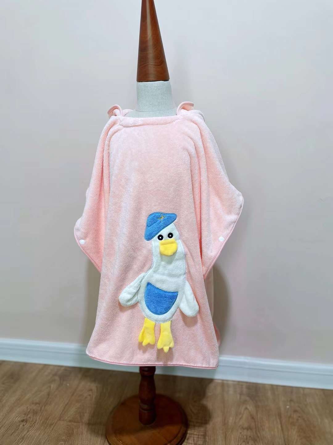 Children's cute duck bathrobes, bathrobes, capes, hooded bath towels, coral fleece absorbent bath towels, seaside swimming pool windproof Specification image