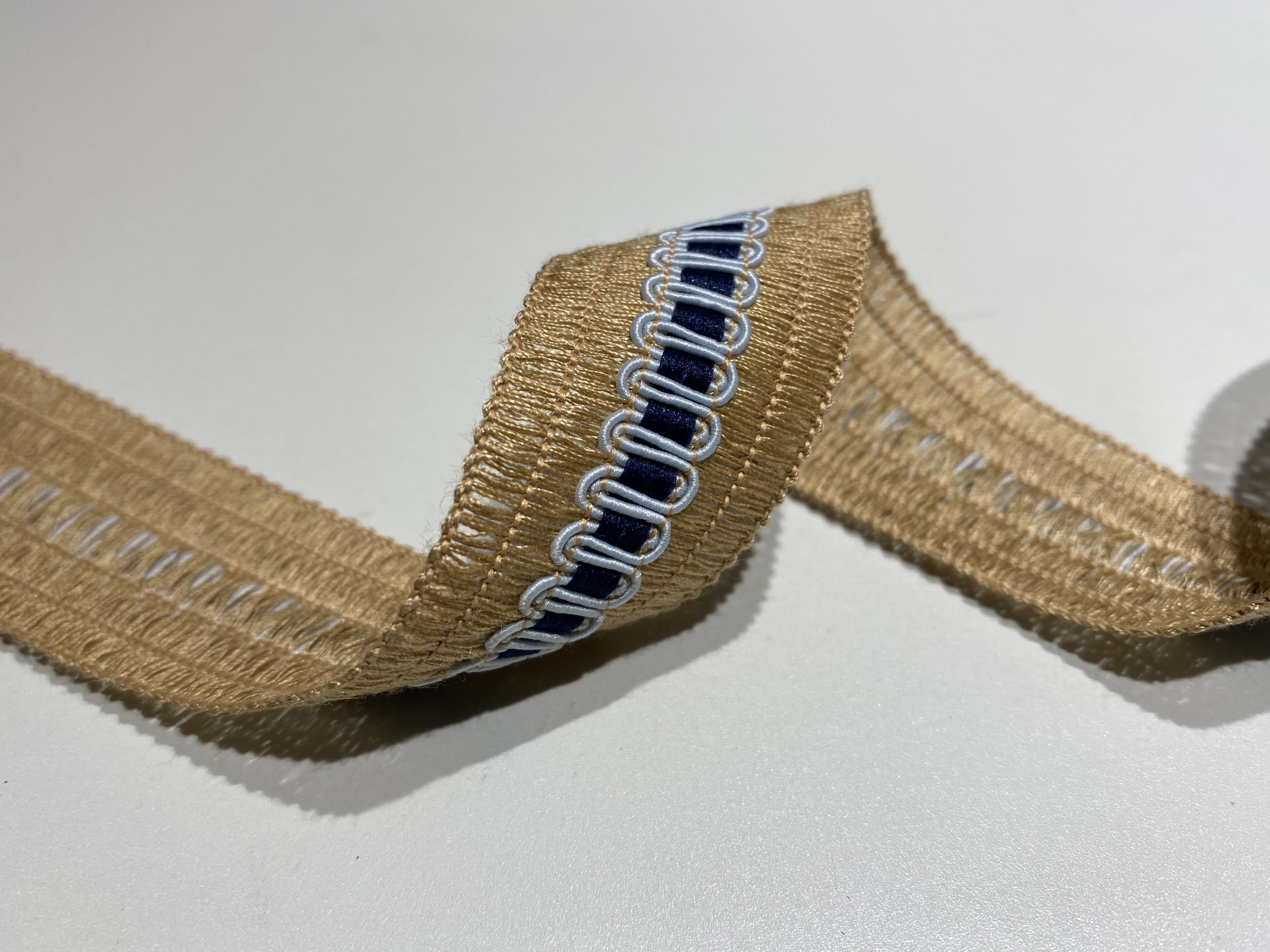 Take a look at the classic U-shaped hook strap creative clothing accessories Item Picture