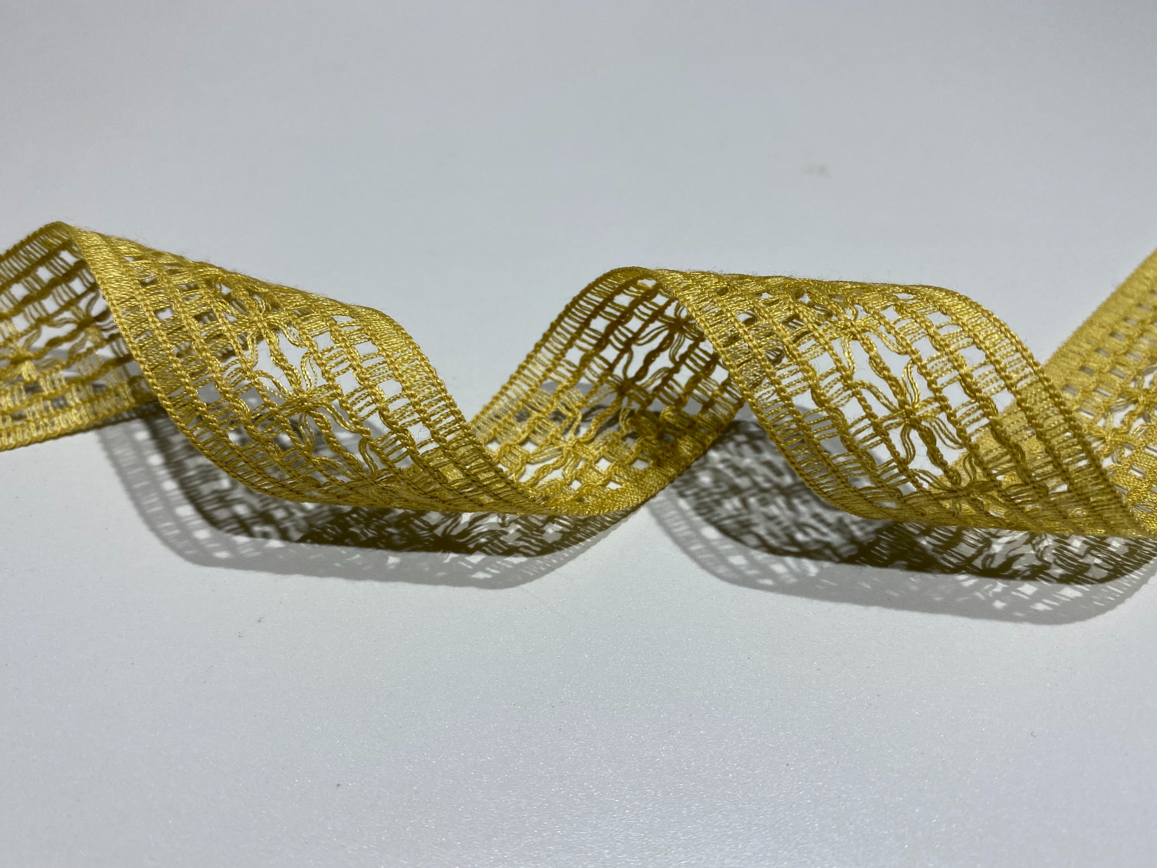 "Jianjian Classic cross-shaped diamond-shaped lace creative clothing accessories. Application Scenario