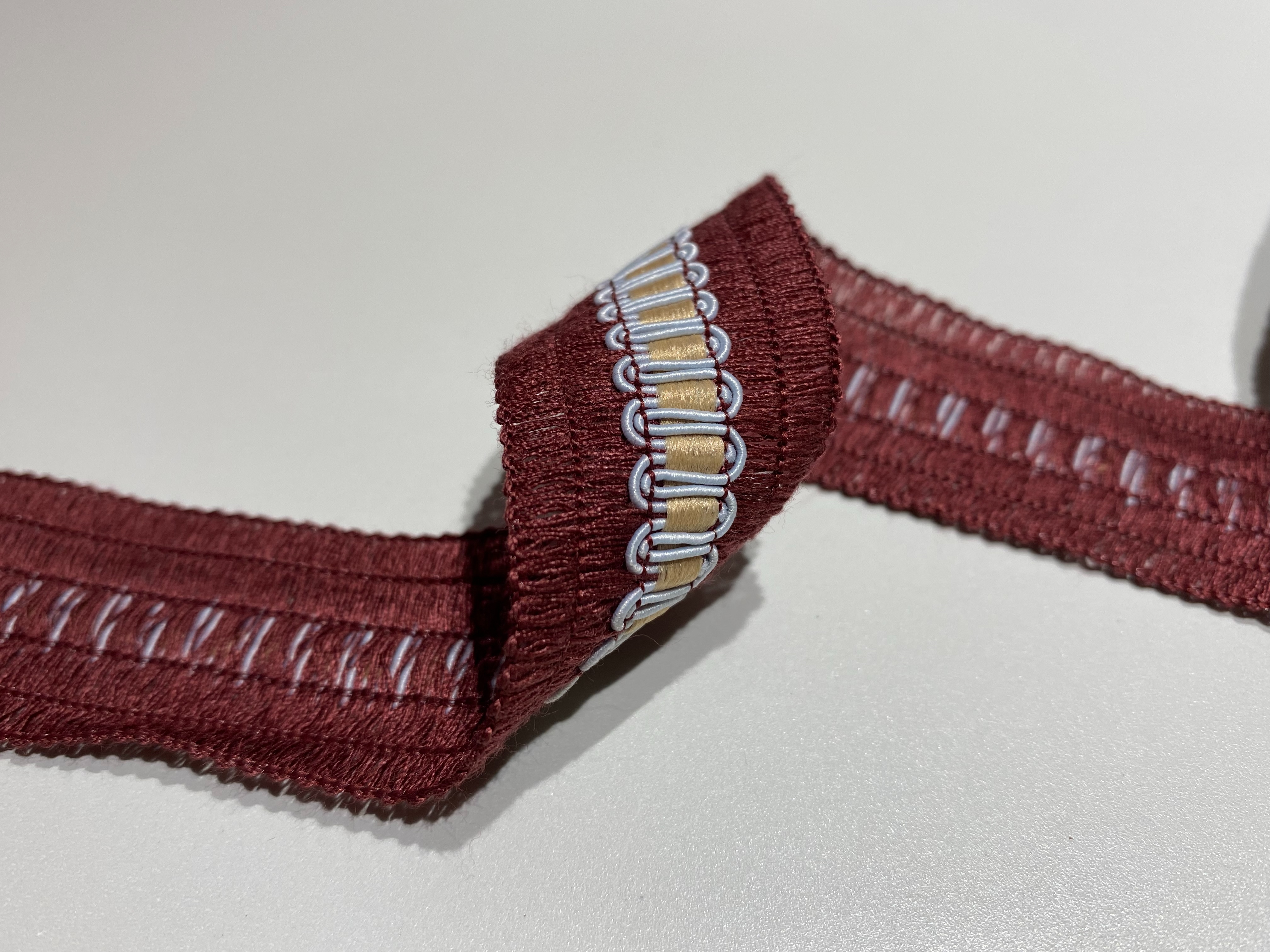 Take a look at the classic U-shaped hook strap creative clothing accessories Application Scenario