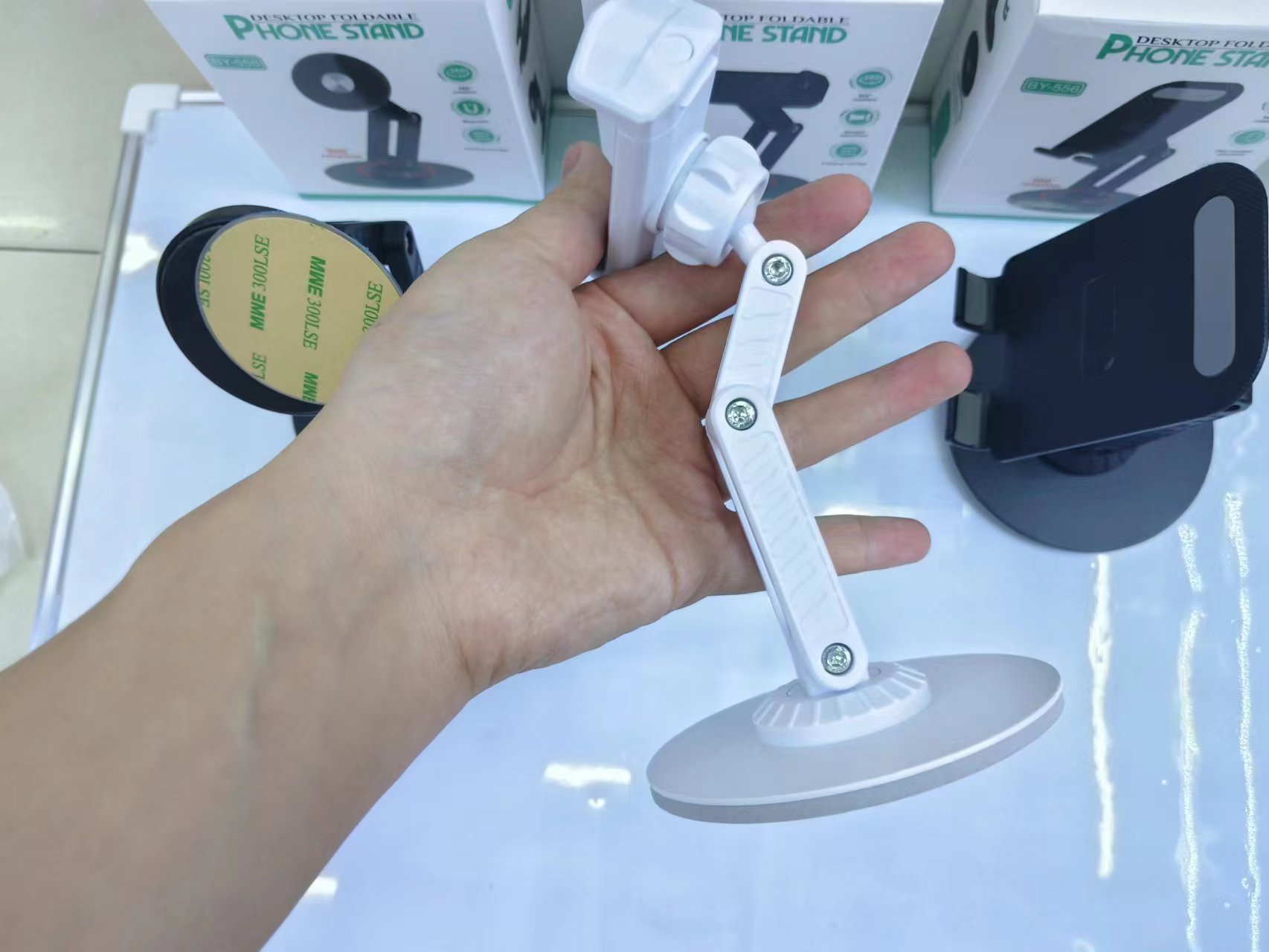 Foldable desktop swivel phone stand Application Scenario