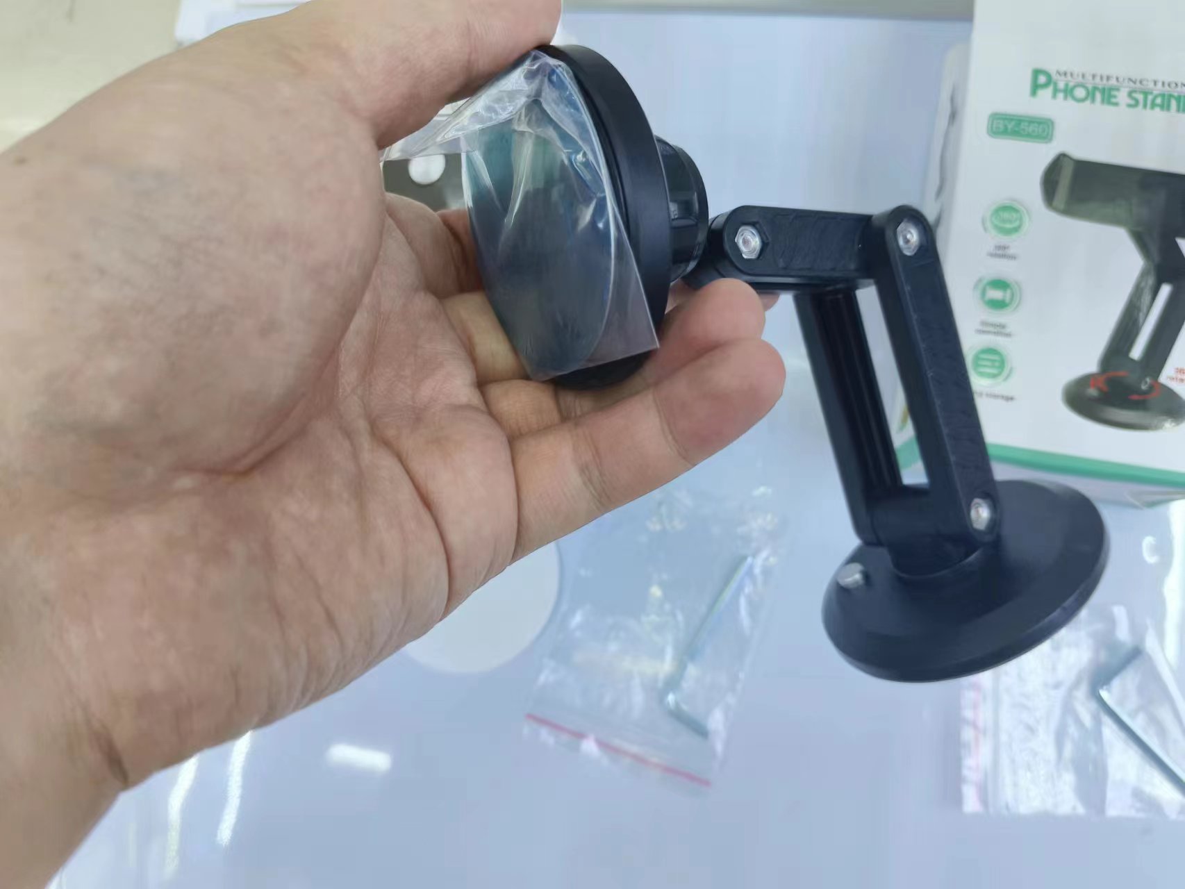Folding car swivel phone stand Application Scenario