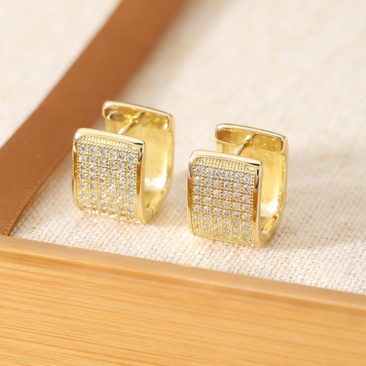 New cross-border European and American fashion U-shaped earrings, light luxury style, high-end feel, square studded with diamond ear buckles, versatile women's earrings detail image 4