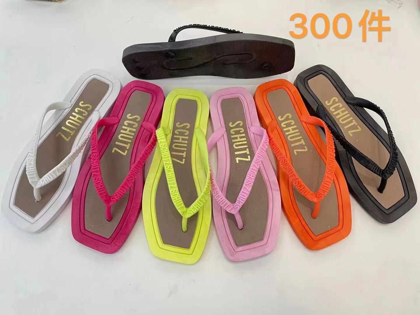 Candy-colored casual flip-flops beach holiday fashion flip-flops women wear flat non-slip flip-flops on the beach