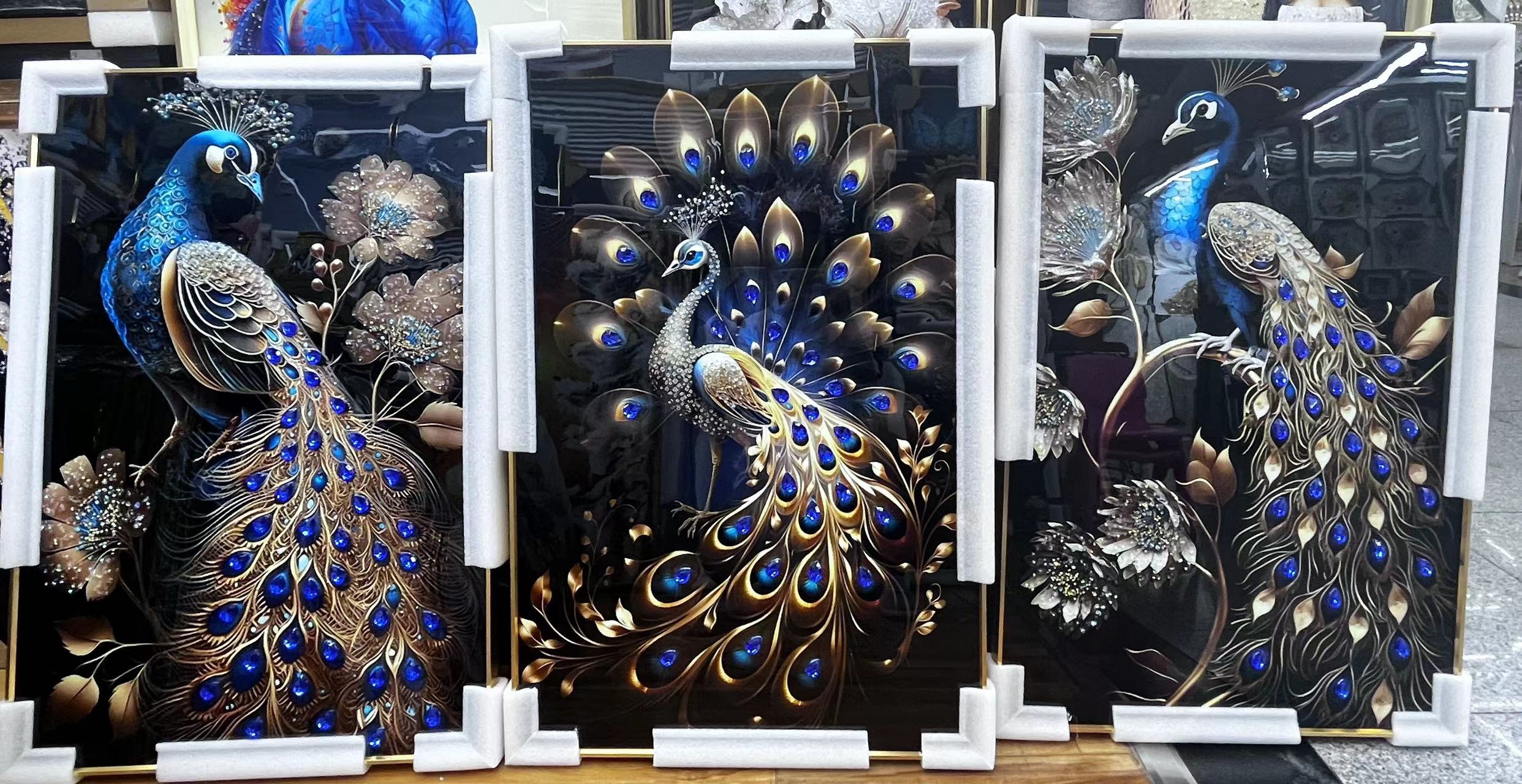 Three couplets of a new Chinese-style phoenix peacock pattern entrance painting, a modern and simple vertical hanging painting, and a modern and simple Nordic crystal porcelain painting details Picture