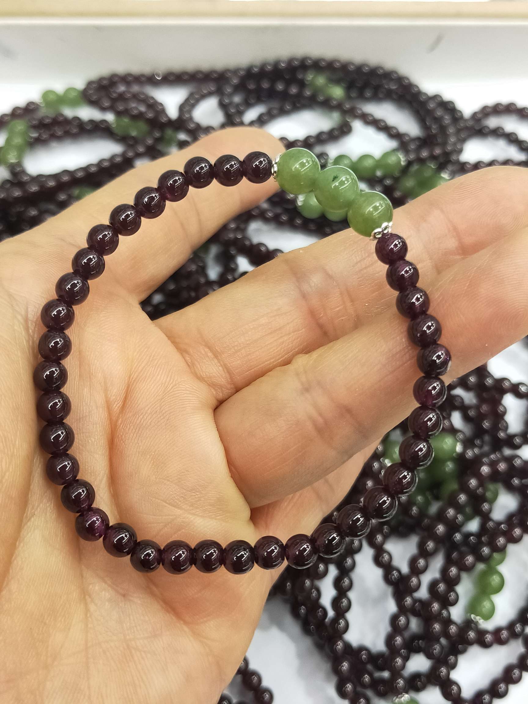 上新款[玫瑰][玫瑰][玫瑰]
紫牙乌石榴石，珠子直径4.5毫米，搭配碧玉6毫米，纯银花托点赞，10条起批💰 10元一