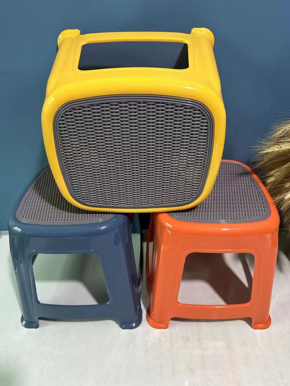 Plastic stools, thickened household children's dining table chairs, round stools, plastic stools, low stools for changing shoes at the baby's door details Picture