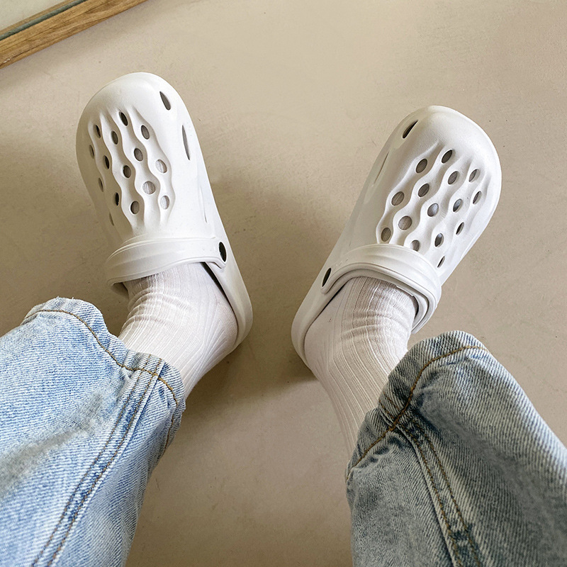 Korean-style crocs, men's and women's sandals, breathable for outdoor use, beach sandals, couple rafting shoes, flat bottom Application Scenario
