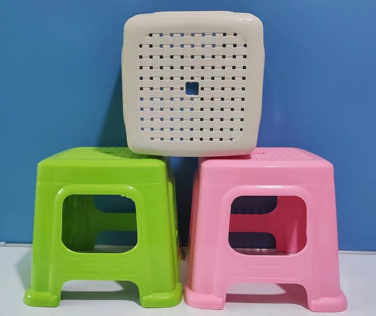 Plastic stools, thickened household children's dining table chairs, round stools, plastic stools, low stools for changing shoes at the baby's door Application Scenario