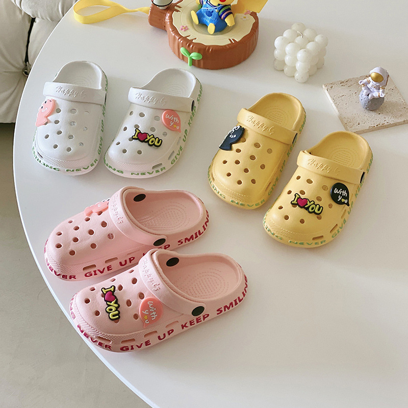 Cute big-headed shoes for foreign trade, popular Instagram cartoon hole-hole slippers, flat summer casual beach headwear Application Scenario