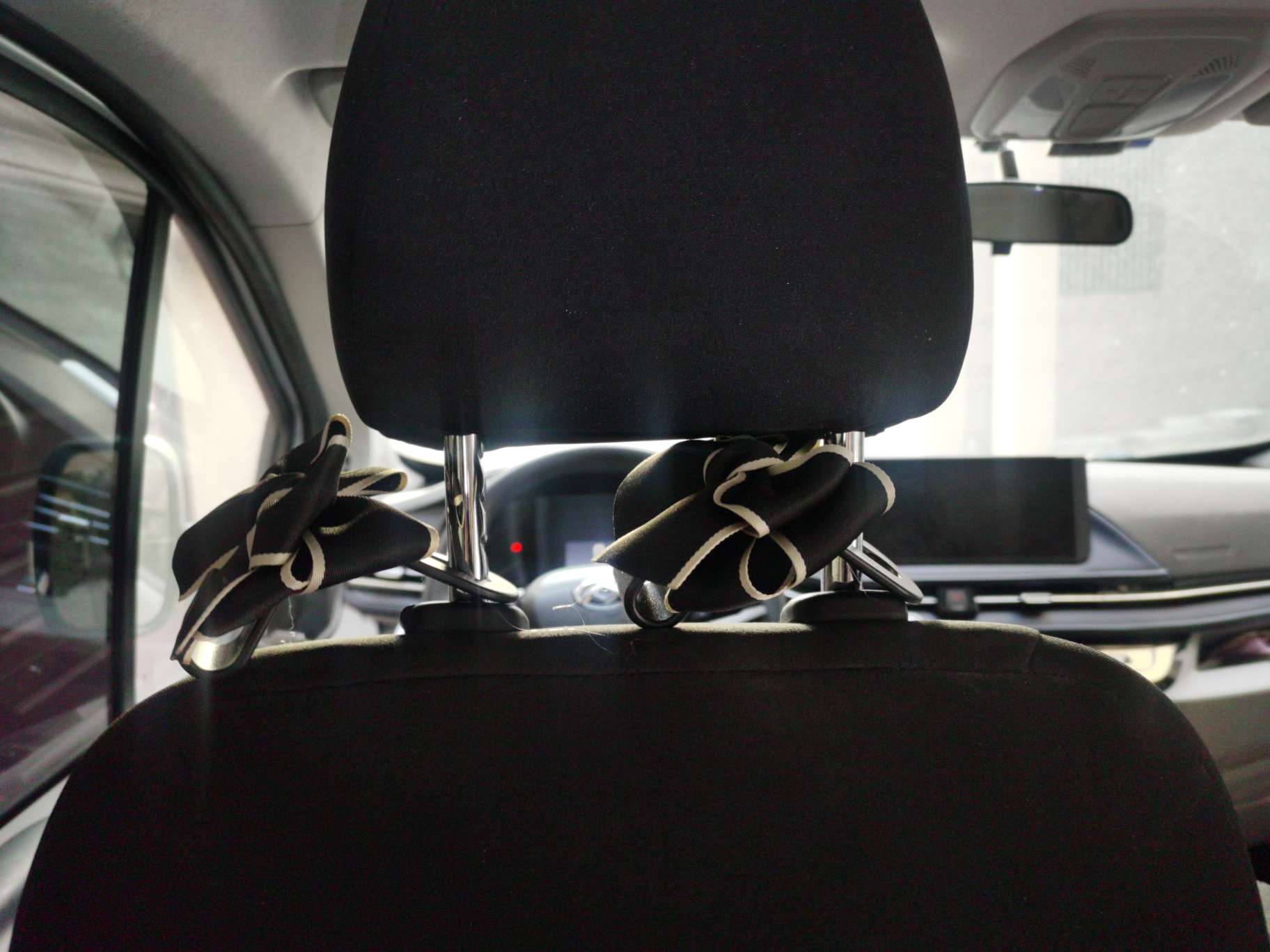 Bow Car Hook Seatback Car Hook Creative With Car Multi-Function Weighing In-Car Storage Hook Supplies details Picture