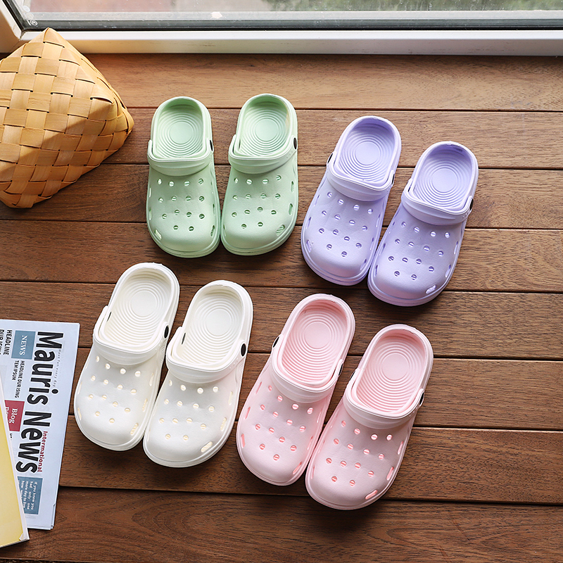For summer outdoor wear in foreign trade, two pairs of lightweight, flat and simple flip-top couple crocs and beach rafting cool slippers are breathable Application Scenario