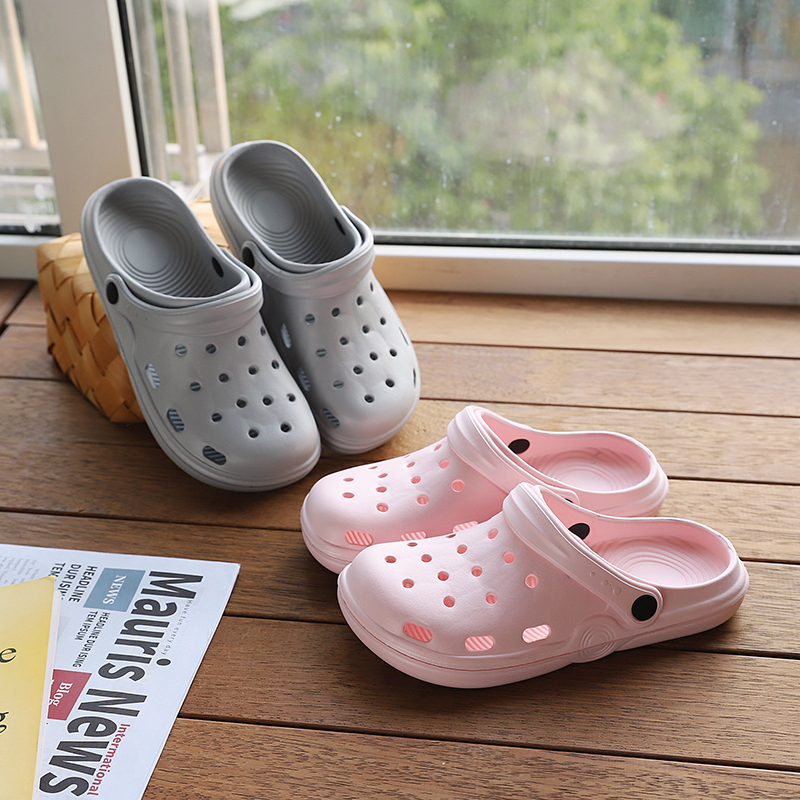 For summer outdoor wear in foreign trade, two pairs of lightweight, flat and simple flip-top couple crocs and beach rafting cool slippers are breathable Specification image