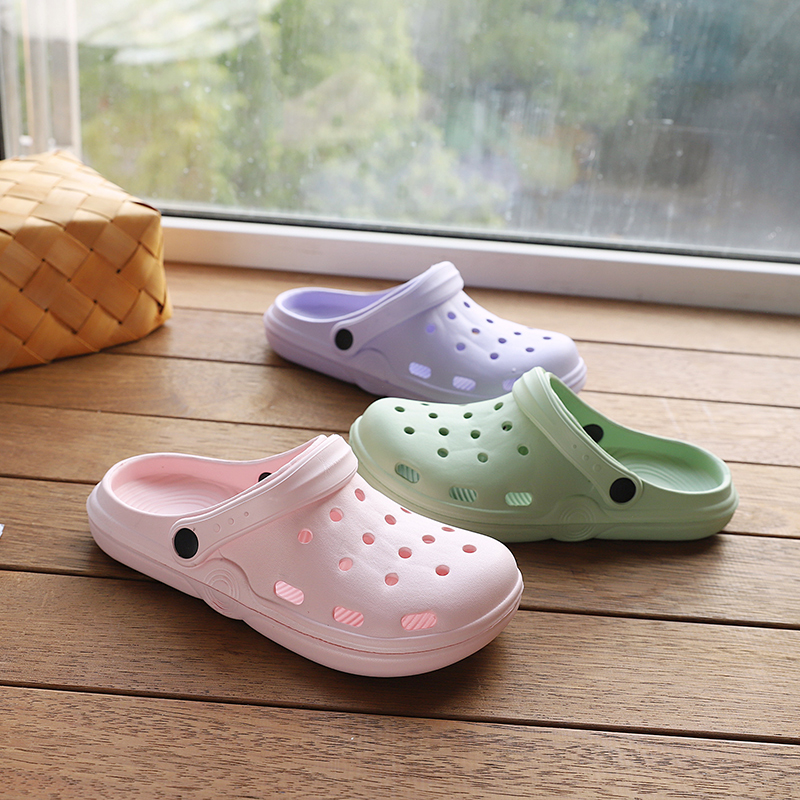 For summer outdoor wear in foreign trade, two pairs of lightweight, flat and simple flip-top couple crocs and beach rafting cool slippers are breathable Item Picture