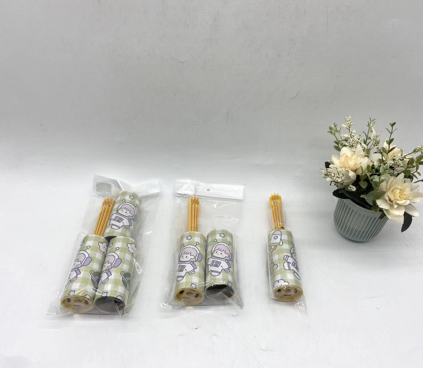Sticky roller Japanese portable sticky clothes sticky paper pet sticky cat hair remover