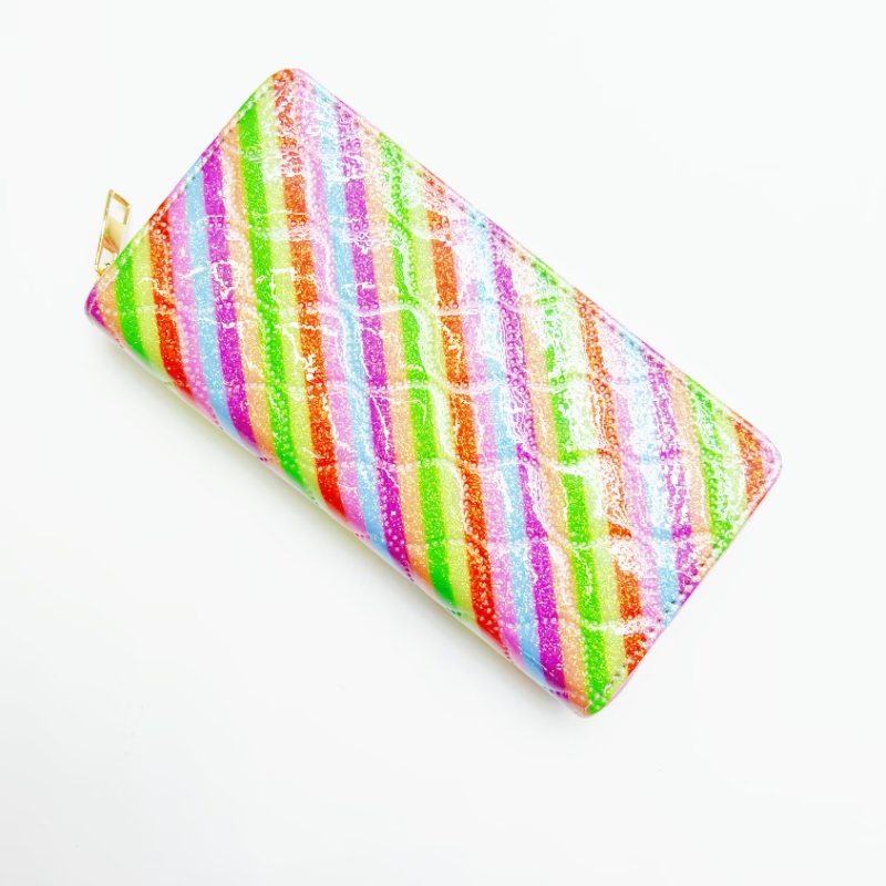 New ultrasonic iridesy embossed wallet from Yiwu factory, high-quality, popular European and American mobile phone cases, large-capacity card cases, gift promotion, sample customization, cross-border exclusive supply, factory direct sales, OEM private label processing, market store Application Scenario