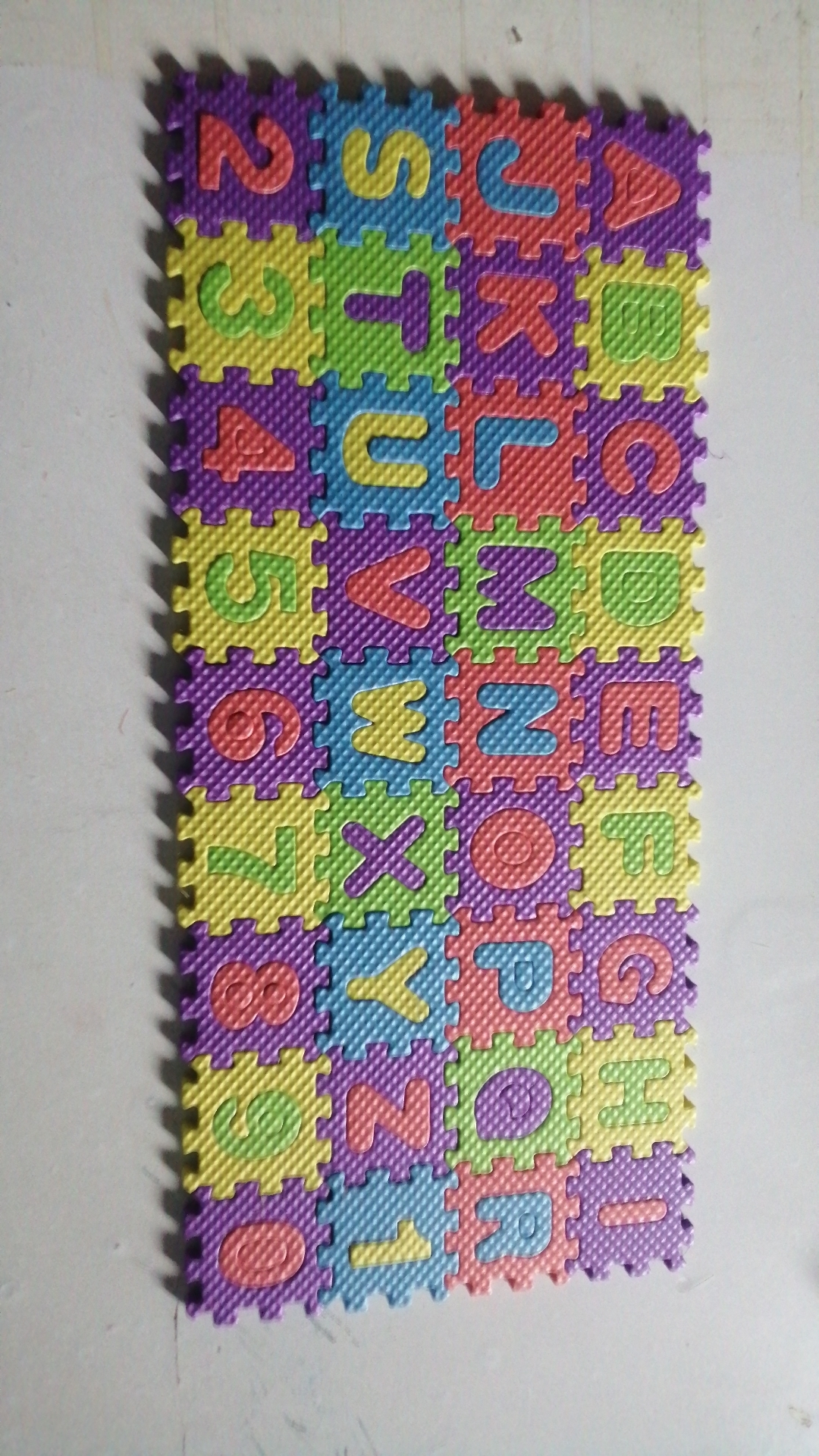 6mm thick small EVA puzzle floor mat, 36 pieces of English letters and numbers, foamed puzzle mat, children's manual puzzle, small floor mat, children's educational cognitive toy puzzle, size 7*7CM Application Scenario