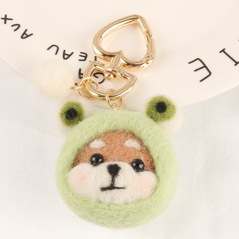 新款小绿帽羊毛毡柴犬合金汽车钥匙扣挂件可爱卡通小狗挂件情侣包包装饰                           