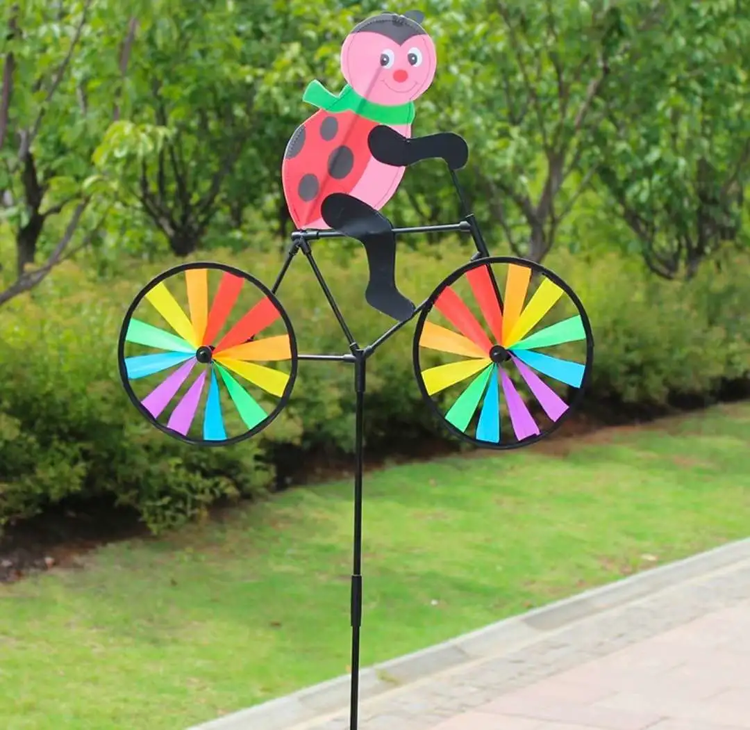 The street stall is selling popular three-dimensional bee, bike, animal, fabric windmill decorations, outdoor courtyard, and rotating children's toys detail image 9