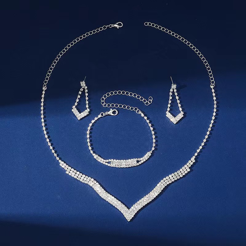 Cross-border foreign trade European and American fashion Amazon bestseller claw diamond chain series water diamond full diamond necklace, earrings bracelet three-piece set Application Scenario
