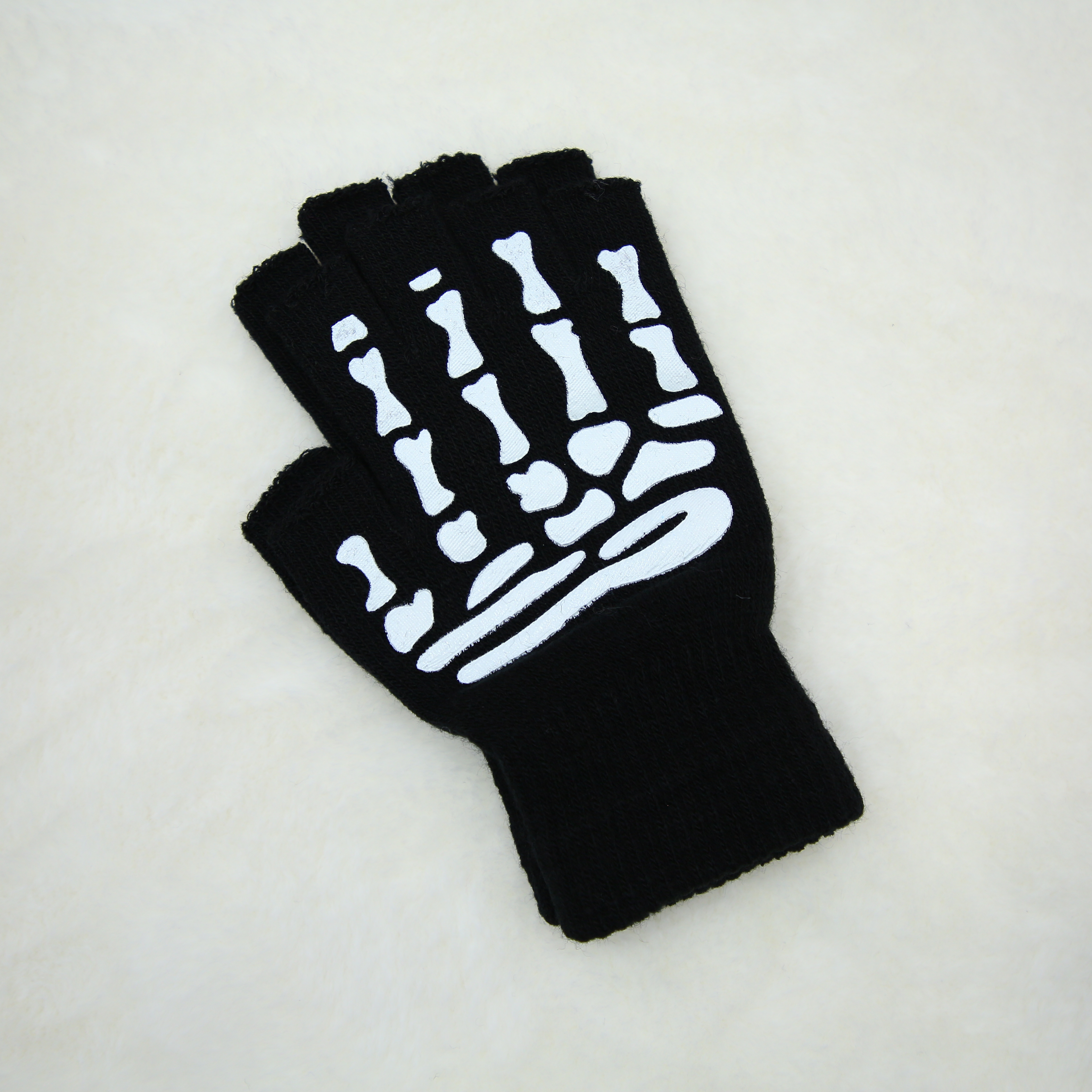 Wholesale of men's and women's winter fleece and thickened cold-proof cycling warm woolen mohair needle gloves Application Scenario