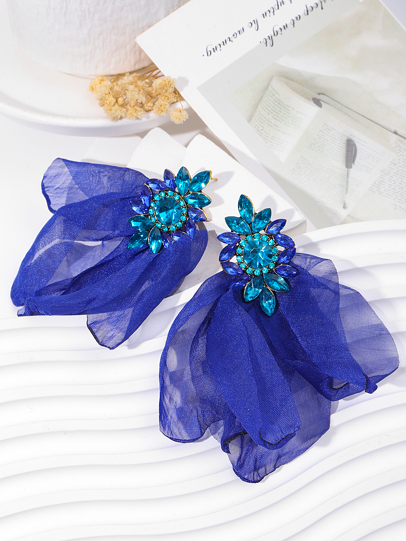 European and American Instagram influencer style, super ethereal chiffon mesh flower earrings, sweet and elegant, teardrop-shaped diamond-encrusted ladies' earrings Item Picture