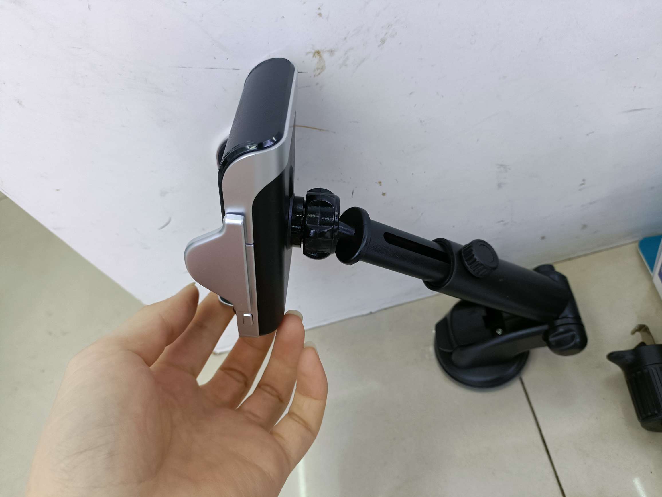 YC09 Wireless charging mobile phone stand 15W fast charging suction cup stand + air outlet stand dual-purpose car stand Application Scenario