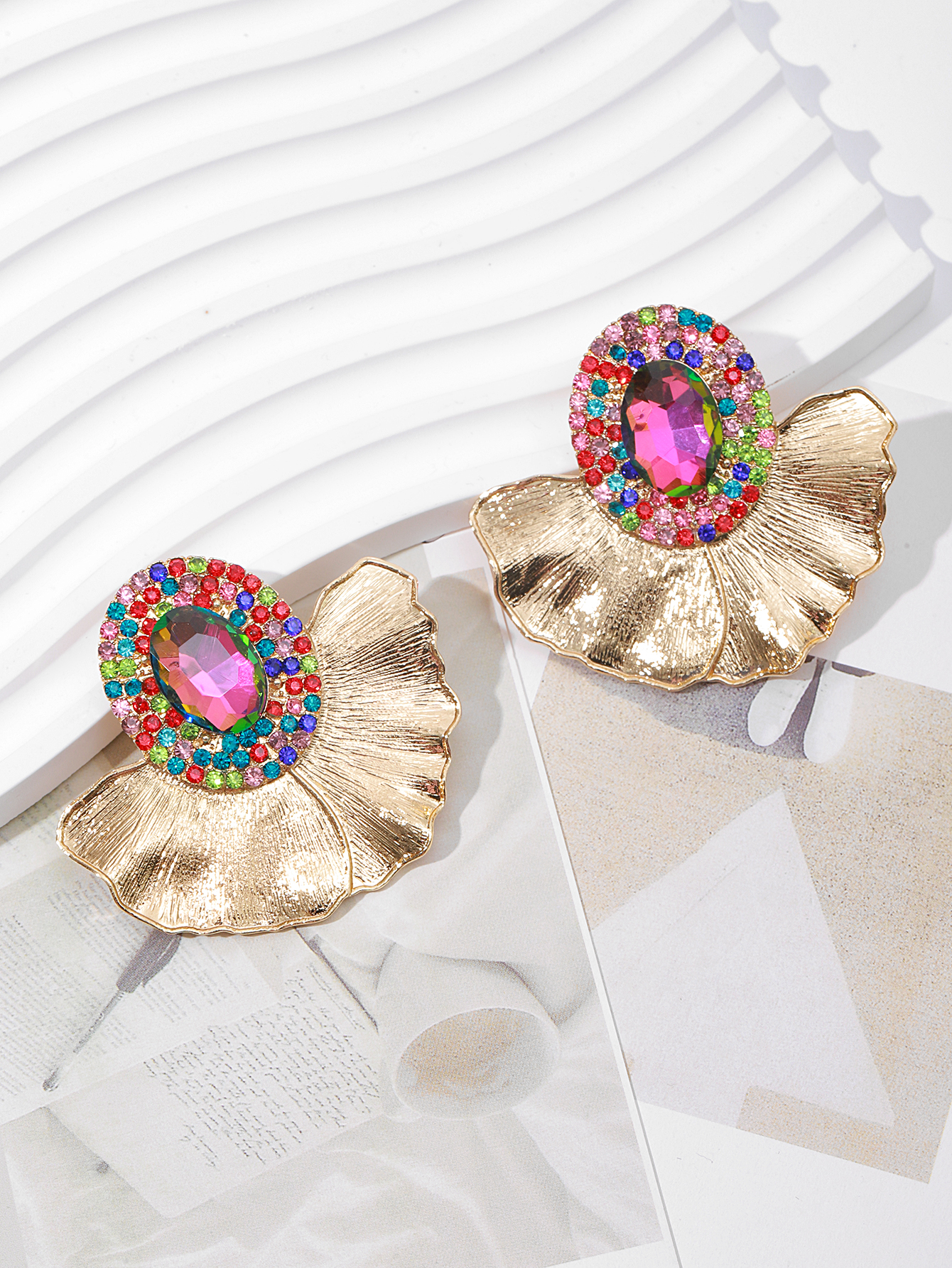 European and American exaggerated earrings, leaf and flower earrings, oval simple and individual, colorful fan-shaped glass diamond-encrusted alloy ladies' earrings Application Scenario