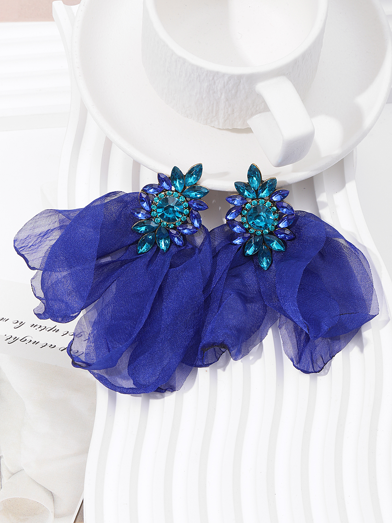 European and American Instagram influencer style, super ethereal chiffon mesh flower earrings, sweet and elegant, teardrop-shaped diamond-encrusted ladies' earrings