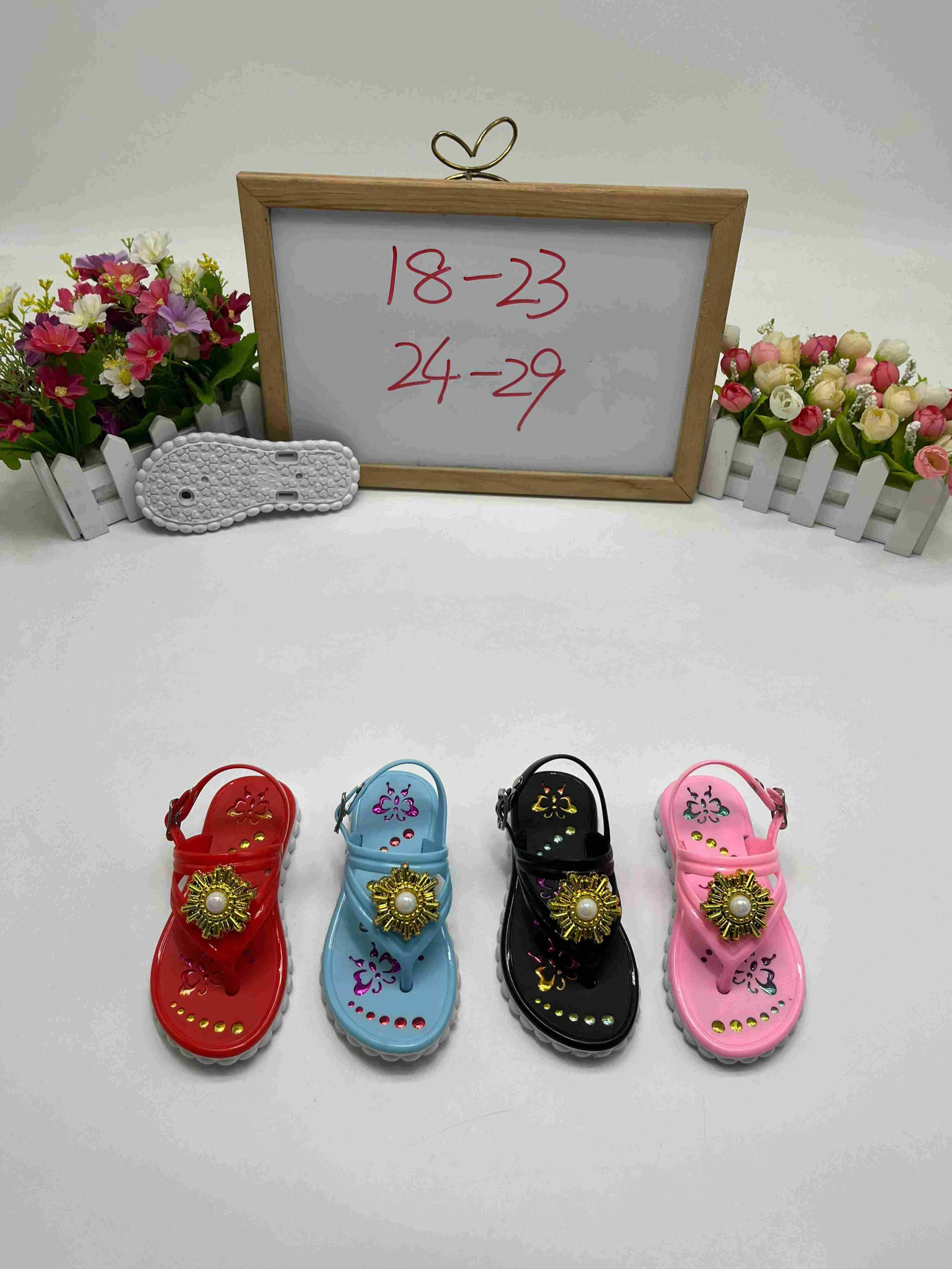 New soft-soled, flat-bottomed summer fashion decorative, versatile toe and heel sandals for both men and women, and beach sandals for foreign trade Application Scenario