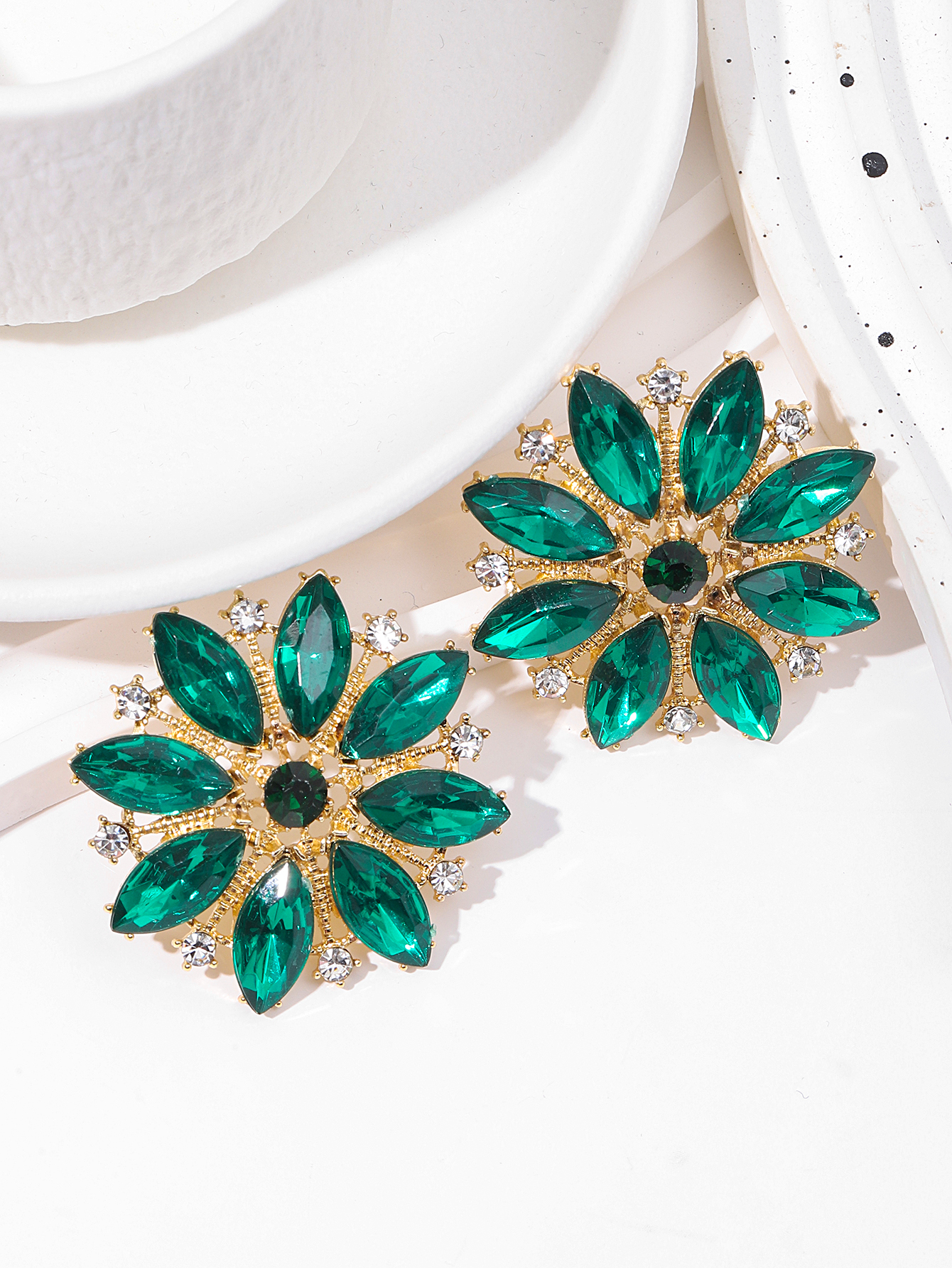 European and American vintage diamond-encrusted floral geometric earrings, retro and exaggerated design sense, niche fashion and high-end ladies' stud earrings Application Scenario