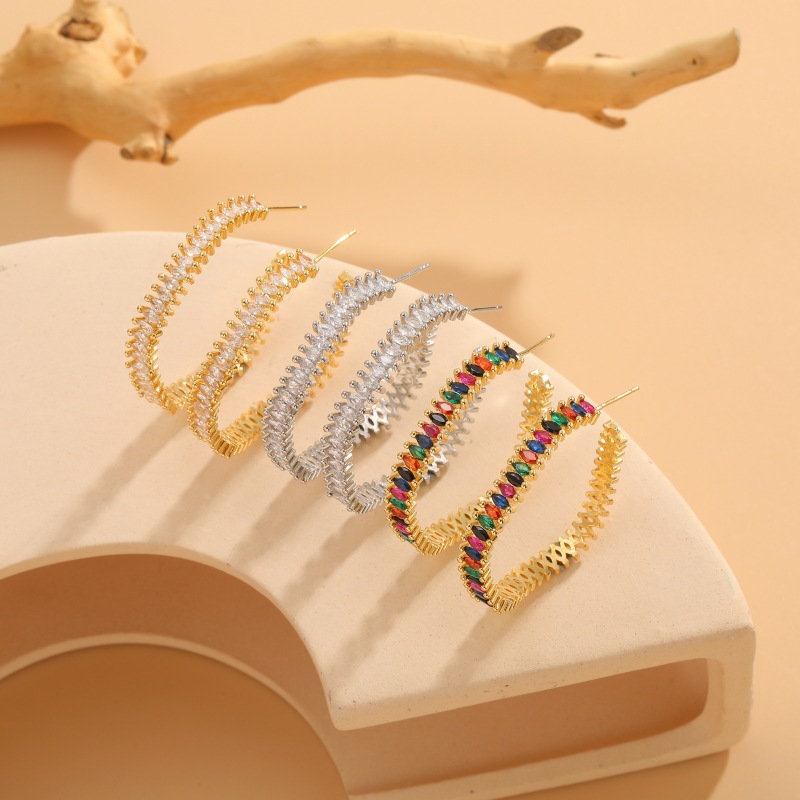 Hot-selling zircon geometric fashion earrings in Europe and America, light luxury style, European and American design sense, niche personality and temperament accessory wholesale