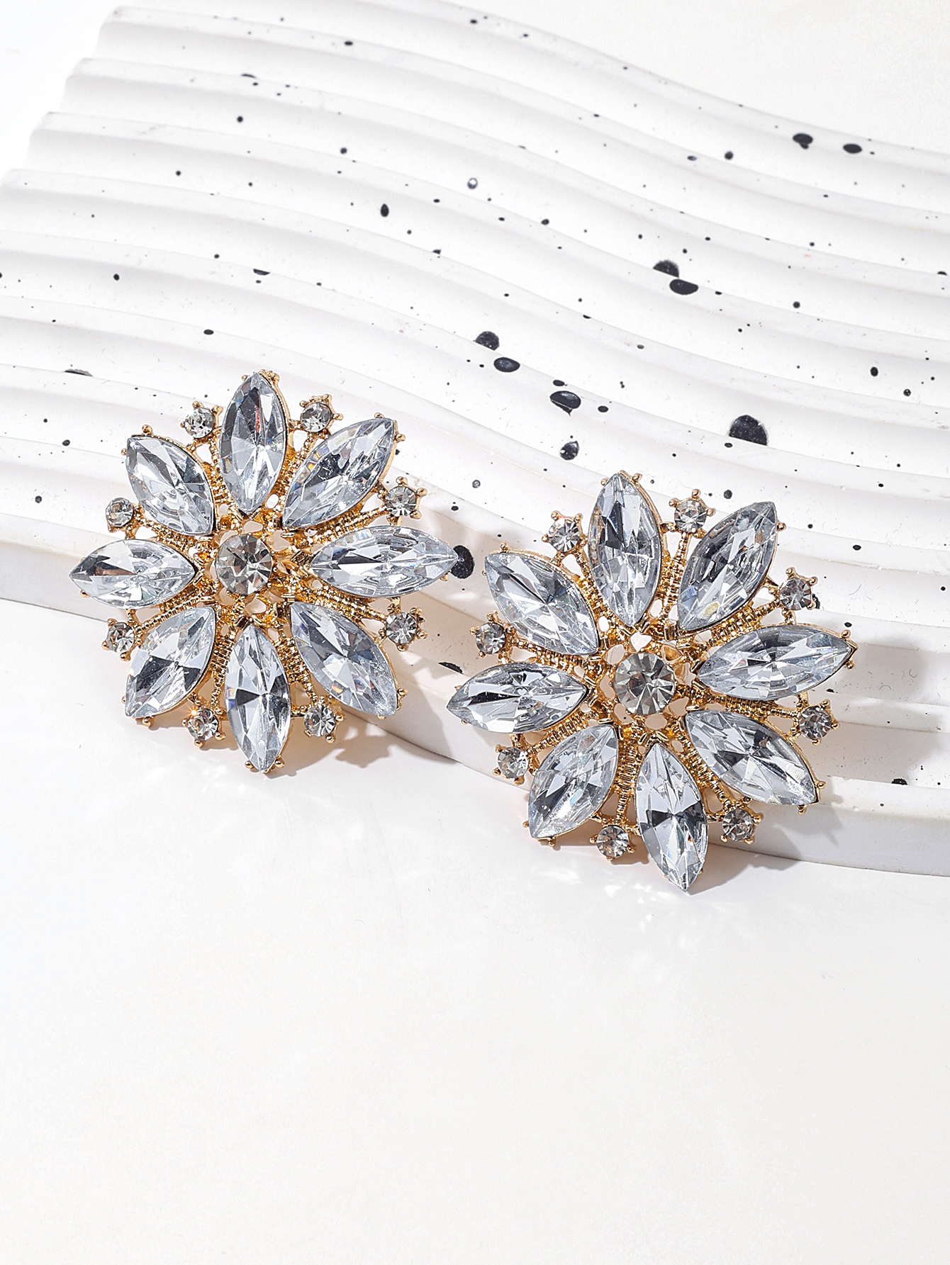 European and American vintage diamond-encrusted floral geometric earrings, retro and exaggerated design sense, niche fashion and high-end ladies' stud earrings Item Picture