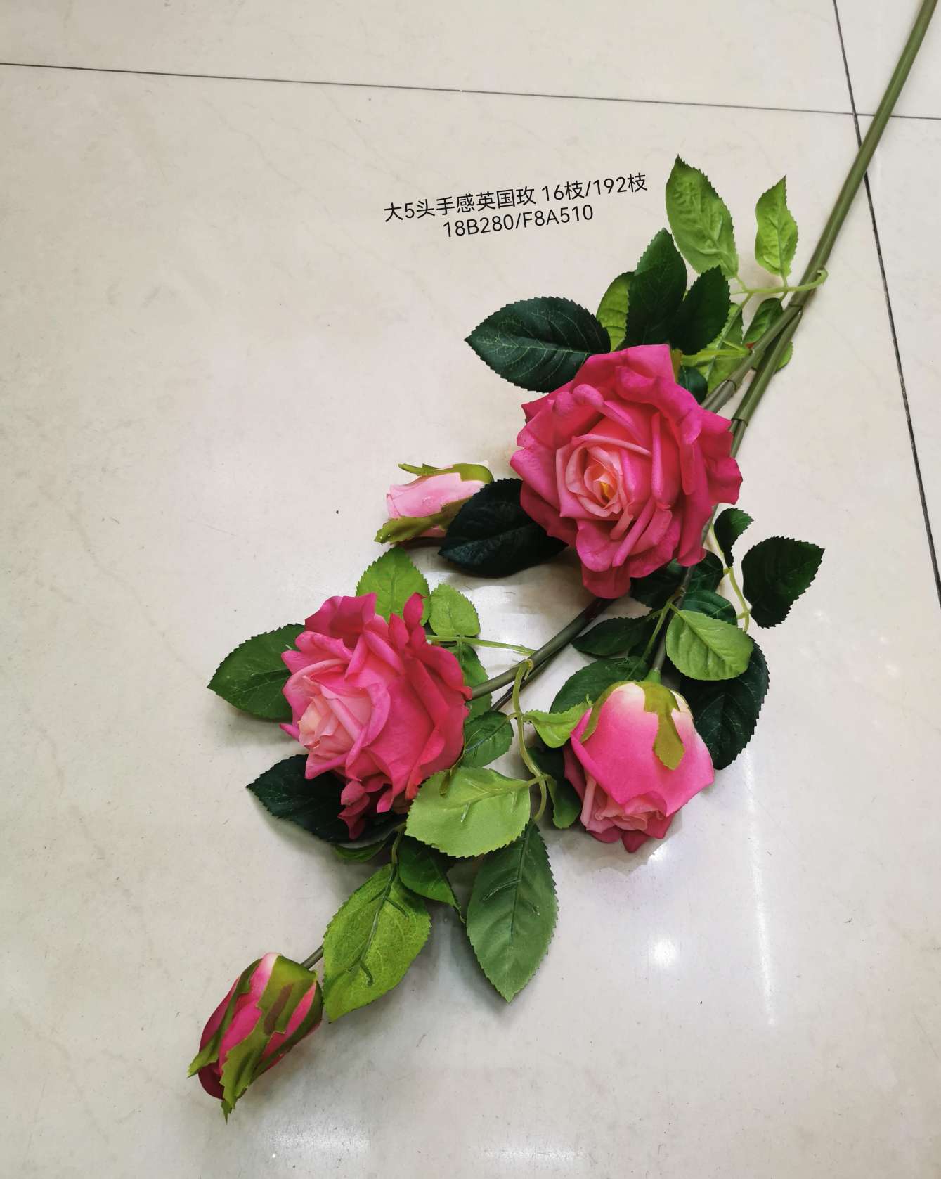 Hand-held moisturizing rose, 5-head single stem, high-end artificial flower arrangement, artistic flower, artificial flower, hand-held fabric, rubber fabric, hand-held fabric, fresh flower feel, rose artificial flower Application Scenario