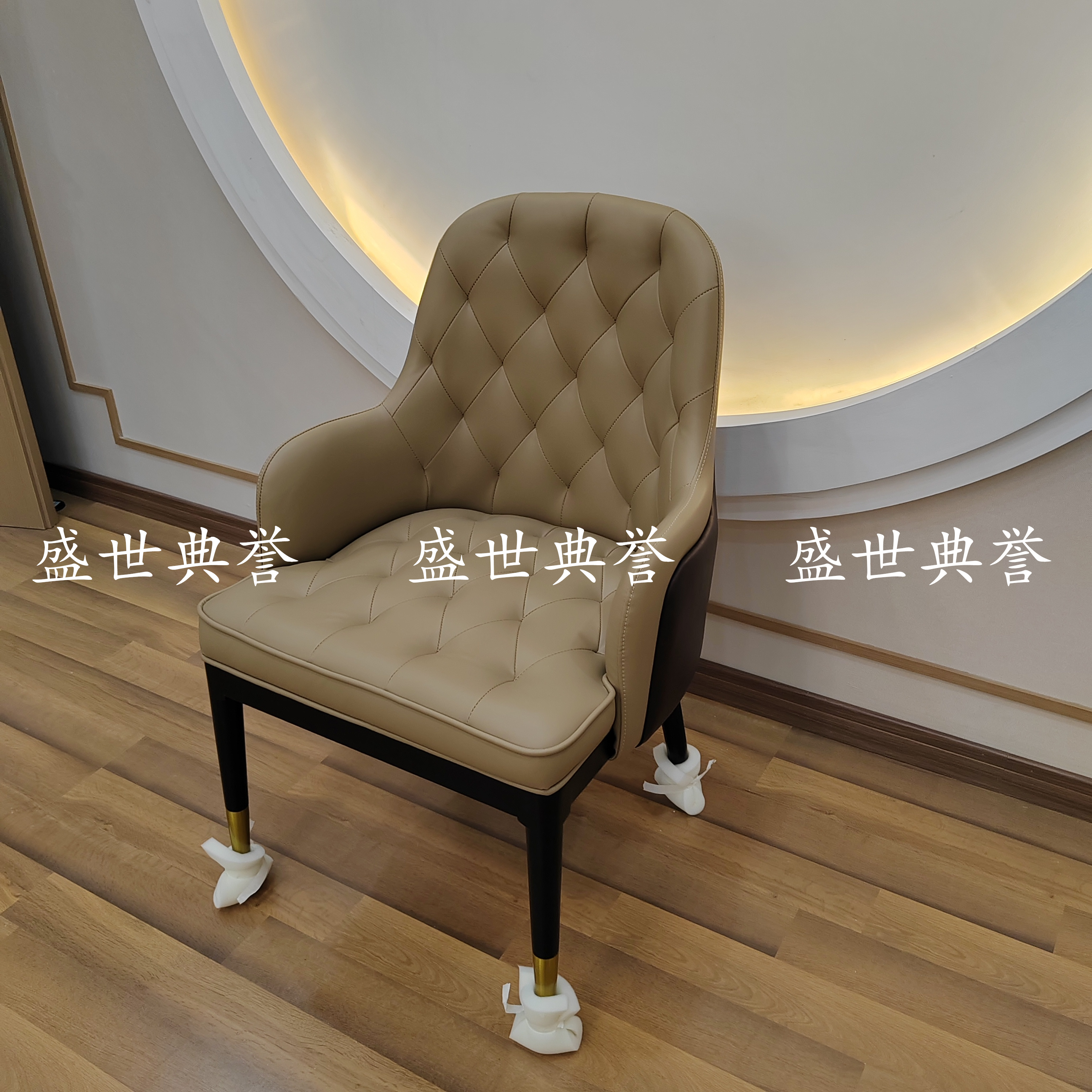 Jinghong five-star hotel solid wood electric dining tables and chairs, banquet center private rooms solid wood chairs, club light luxury Bentley chairs Item Picture