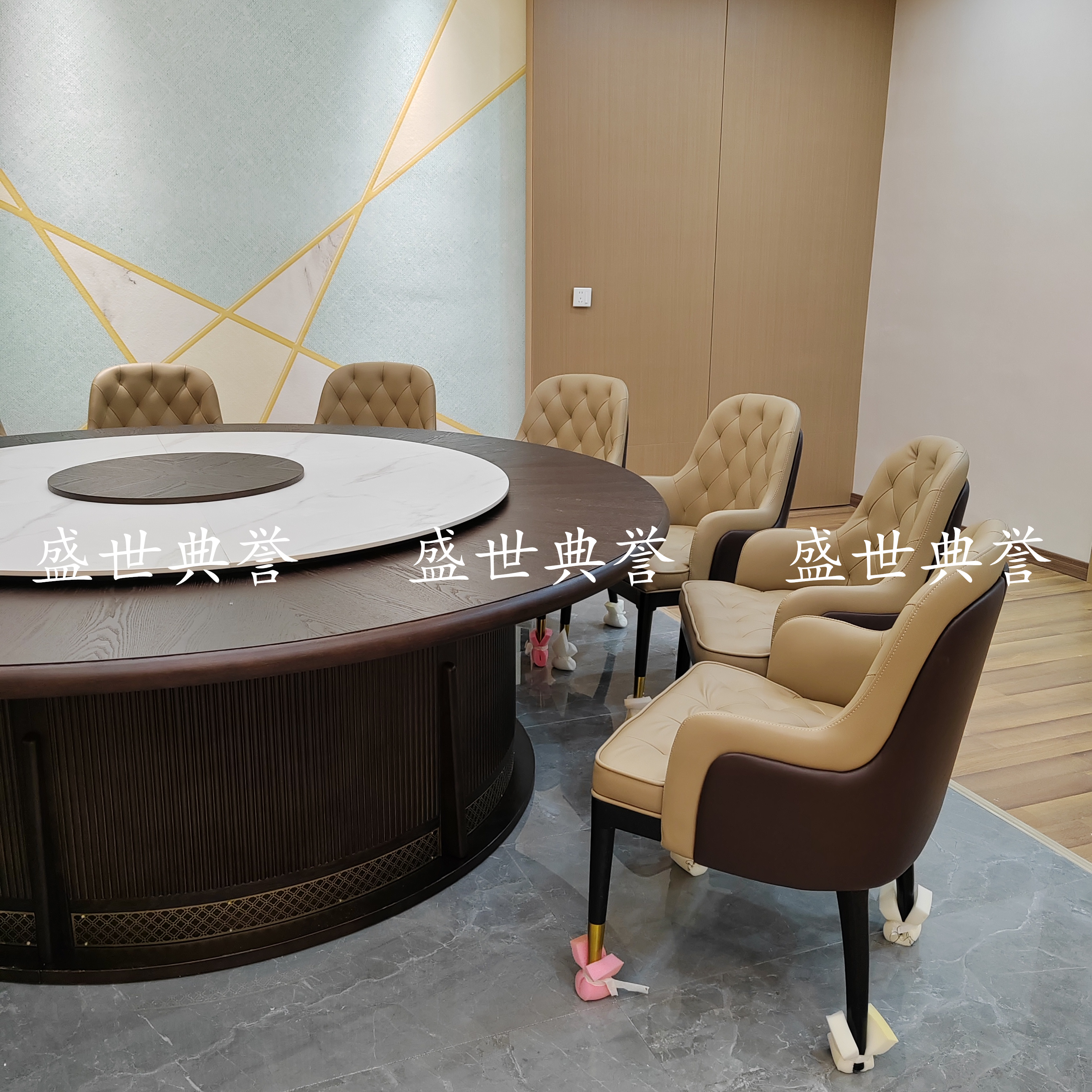 Jinghong five-star hotel solid wood electric dining tables and chairs, banquet center private rooms solid wood chairs, club light luxury Bentley chairs details Picture