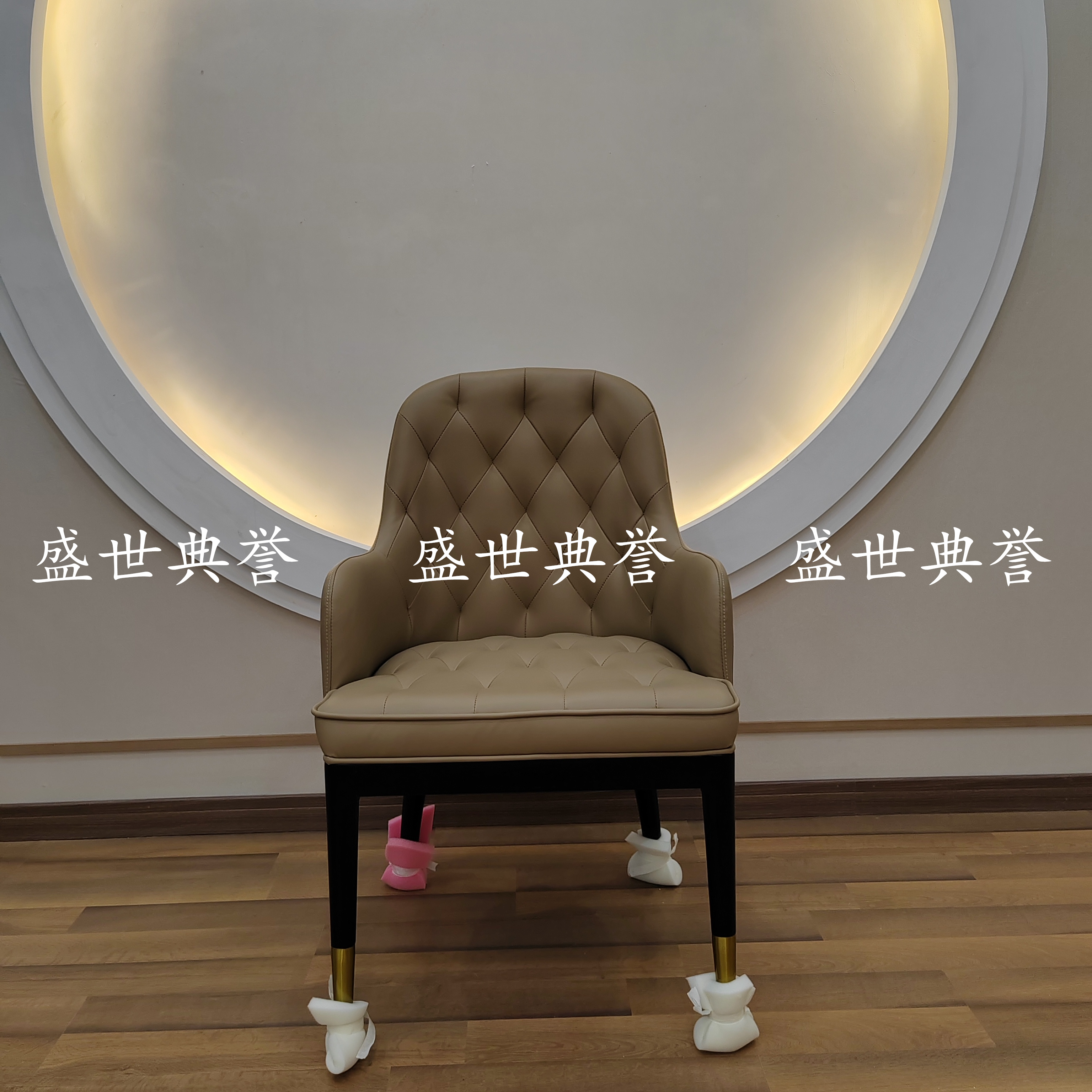 Jinghong five-star hotel solid wood electric dining tables and chairs, banquet center private rooms solid wood chairs, club light luxury Bentley chairs Application Scenario