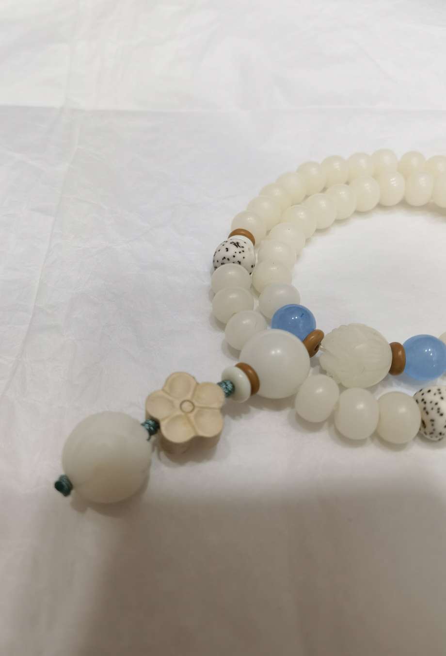 Bodhi Root Lotus Bracelet with double loops of Buddhist prayer beads Application Scenario