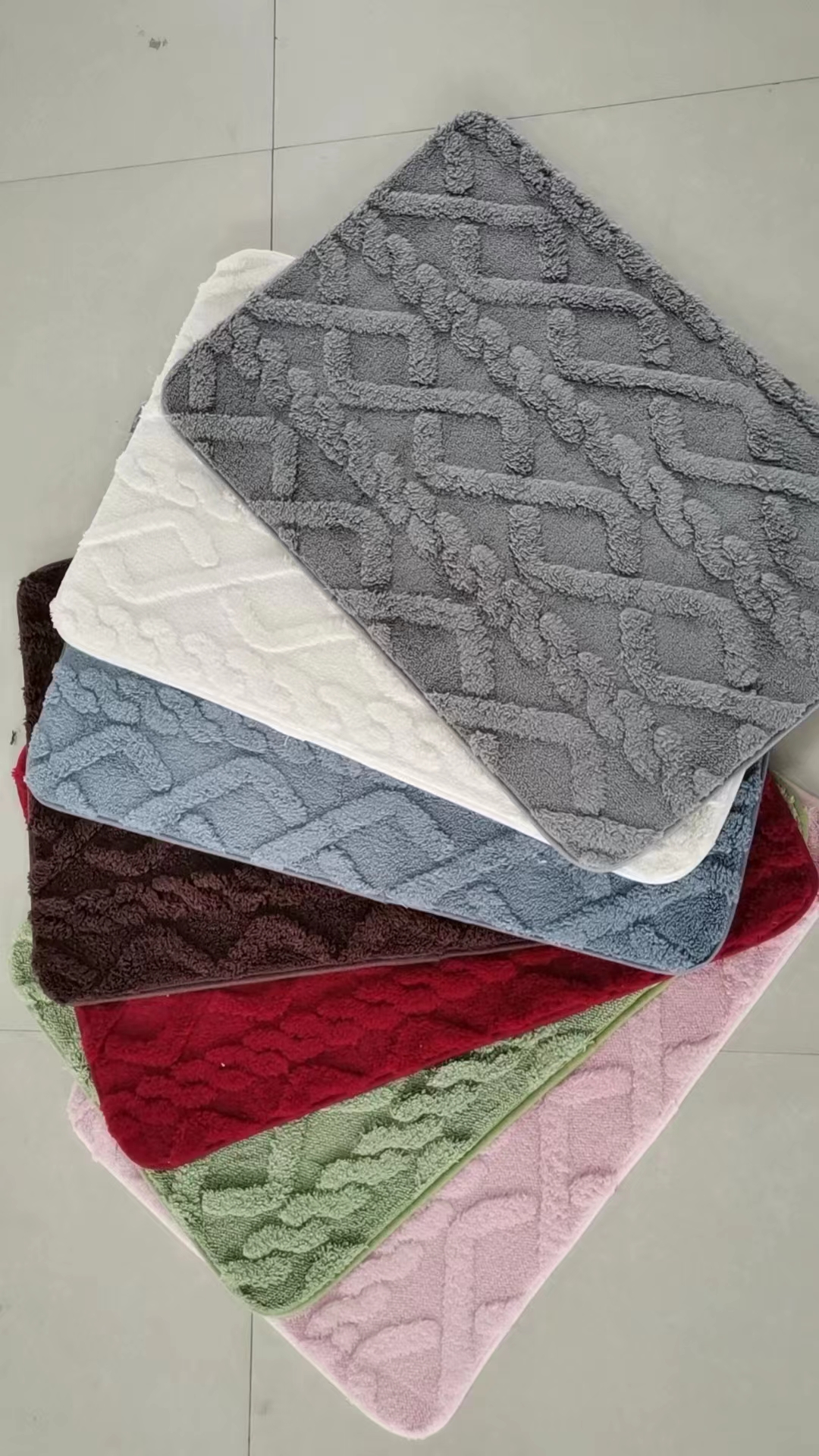 The new plain twist floor mat, foot mat, carpet door mat, anti-slip home floor mat, absorbent floor mat and bed mat come in multiple colors and can be mixed. The product quality is good and the size is 40*60CM Application Scenario