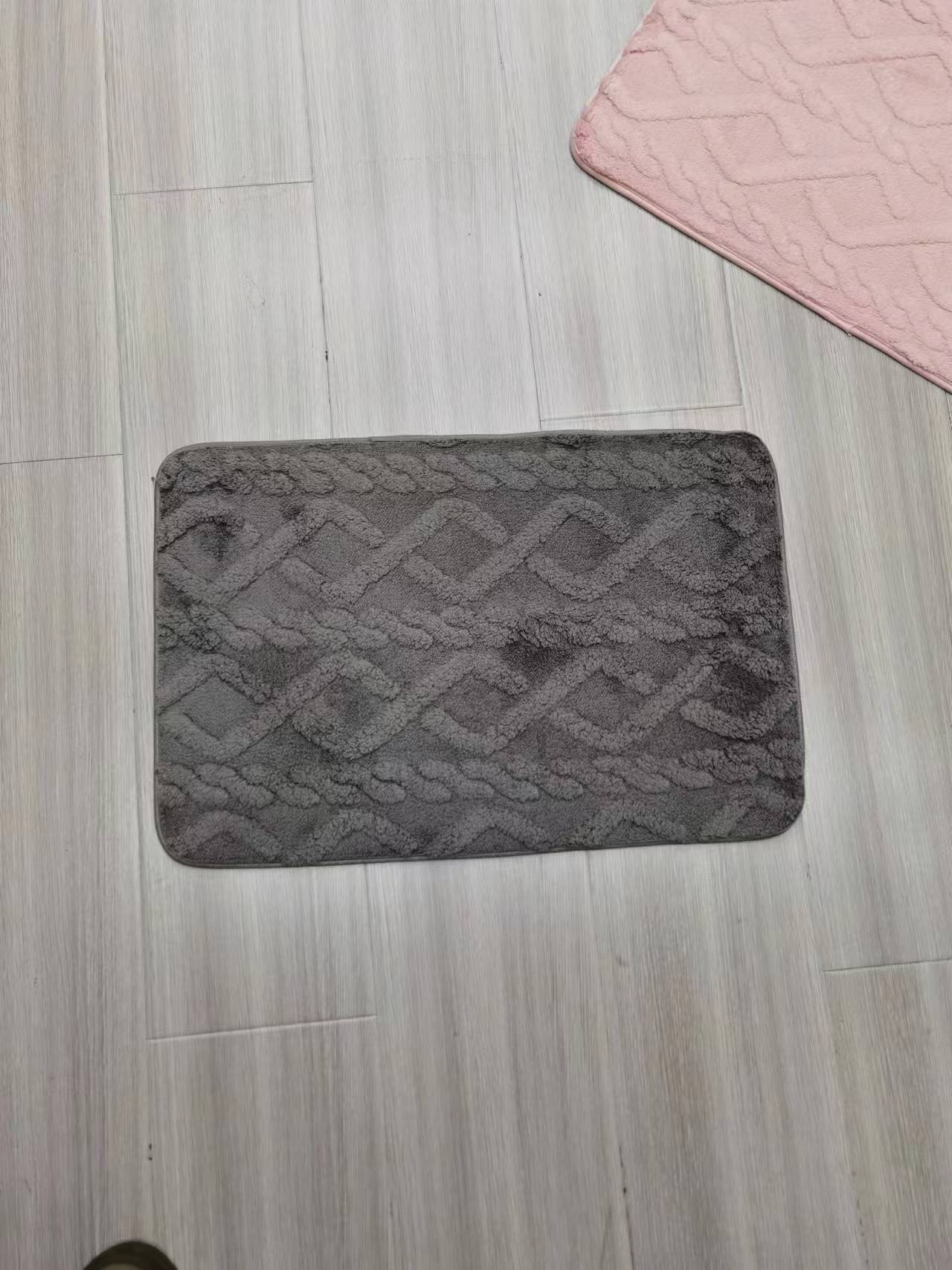 The new plain twist floor mat, foot mat, carpet door mat, anti-slip home floor mat, absorbent floor mat and bed mat come in multiple colors and can be mixed. The product quality is good and the size is 40*60CM Item Picture