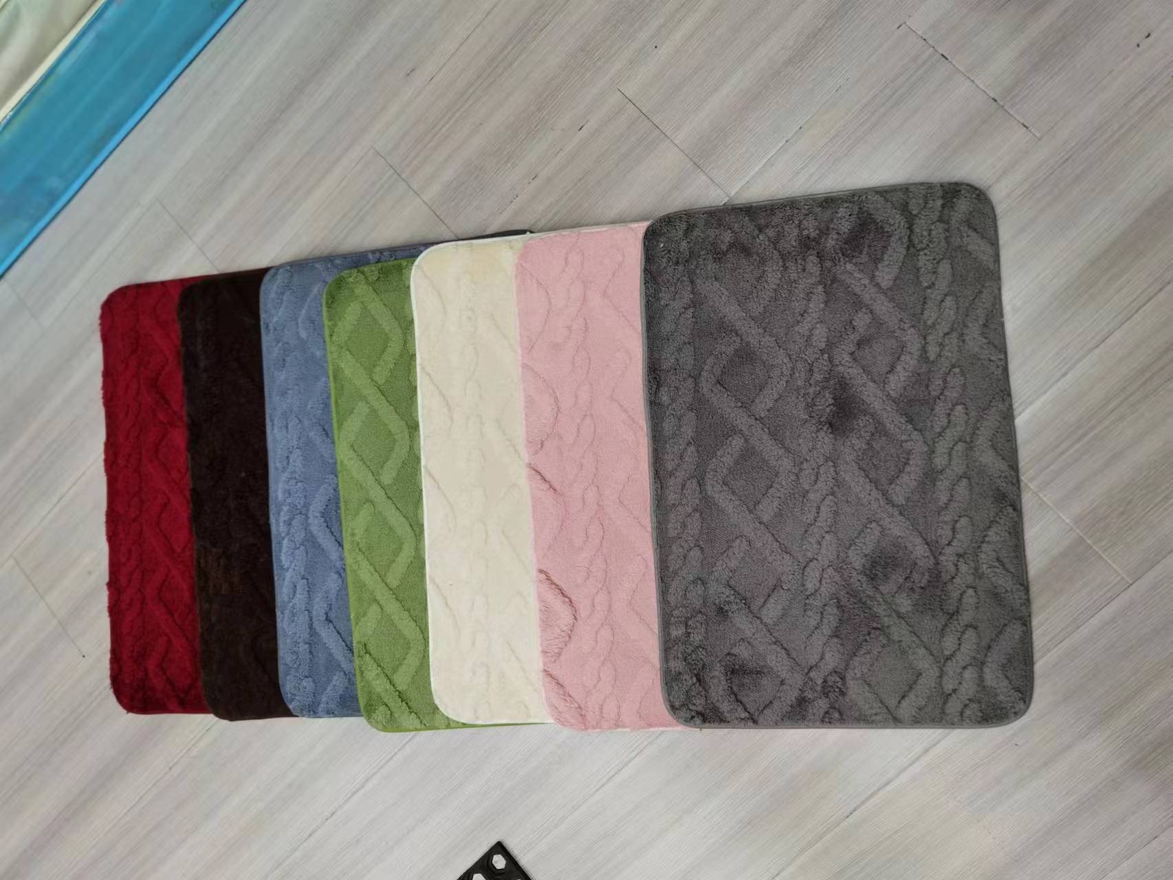 The new plain twist floor mat, foot mat, carpet door mat, anti-slip home floor mat, absorbent floor mat and bed mat come in multiple colors and can be mixed. The product quality is good and the size is 40*60CM Specification drawing