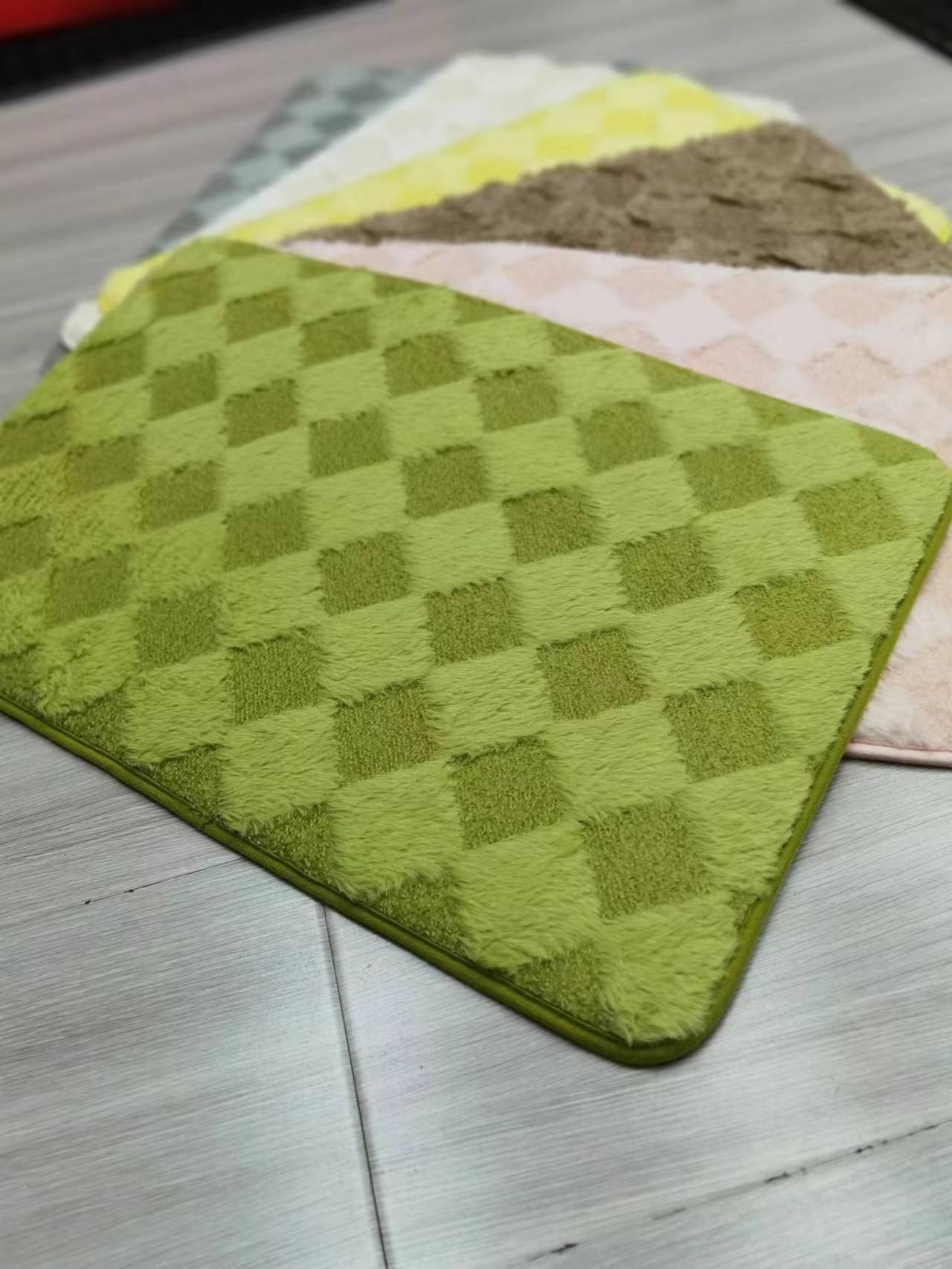 New Teddy plush checkered floor MATS, floor MATS, carpet door MATS, anti-slip home floor MATS, wholesale absorbent checkered floor MATS, available in multiple colors for mixing, good product quality, size 40*60CM Item Picture